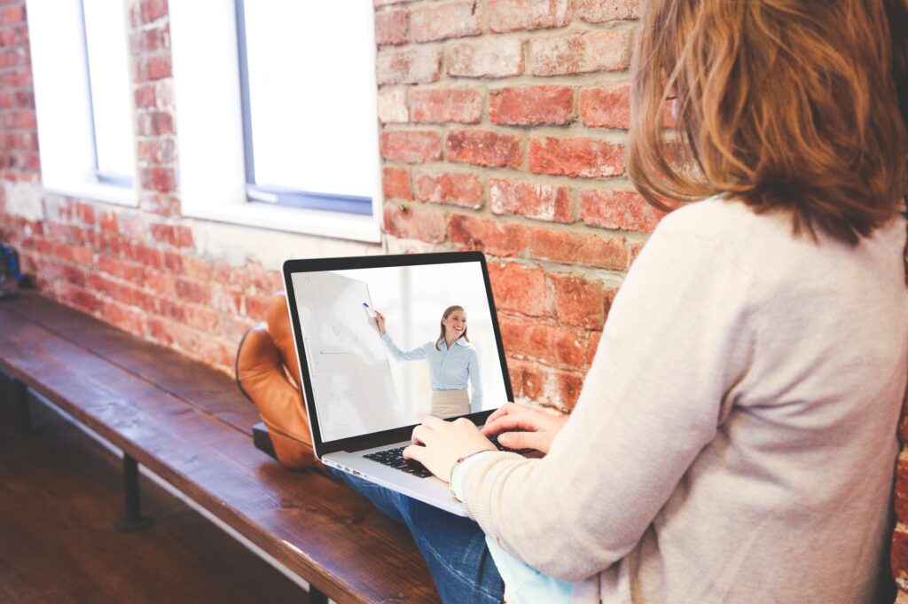 This article will provide practical tips and strategies to help you successfully hold virtual meetings with your employees.